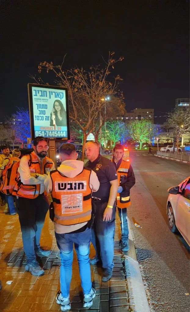 צוותי איחוד הצלה מטפלים בפצוע אלימות בפתח תקווה