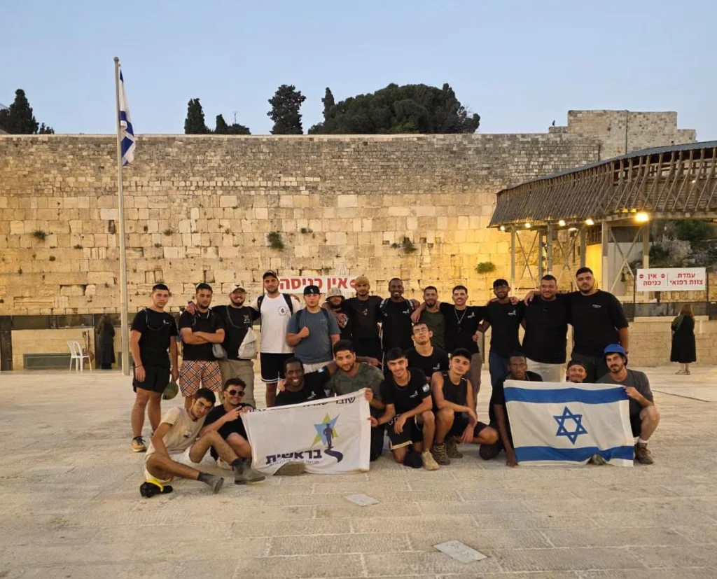 חניכי מכינה בראשית במסע רגלי לירושלים פתח תקווה