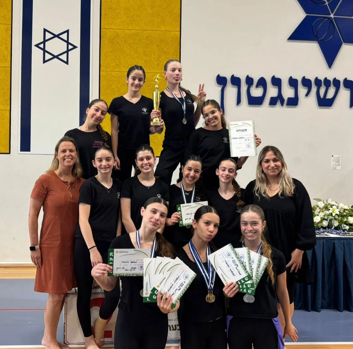 תלמידות אולפנת אמית ישורון חוגגות זכייה באליפות התעמלות