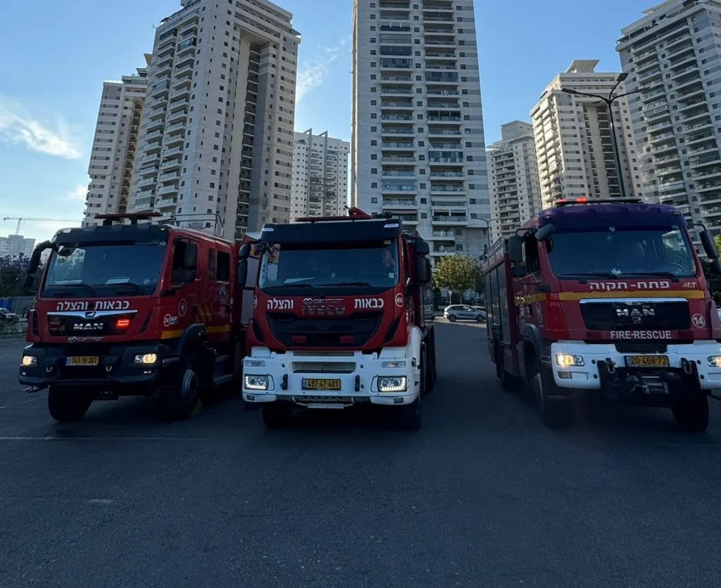צוותי כיבוי אש מטפלים בדליפת חומצת מלח בפתח תקווה