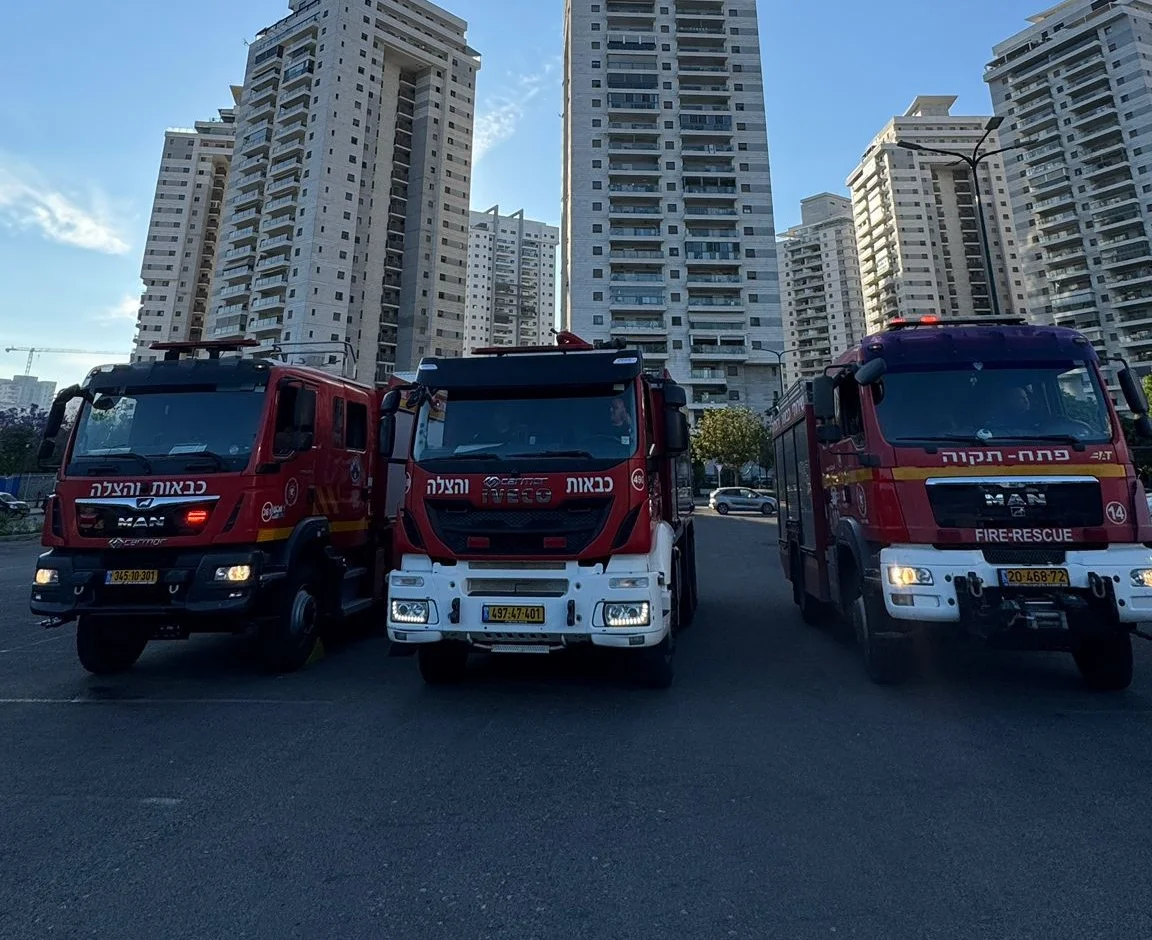 צוותי כיבוי אש מטפלים בדליפת חומצת מלח בפתח תקווה