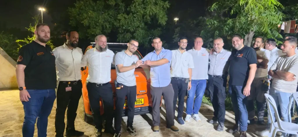 מתנדבי והנהלת איחוד הצלה פתח תקווה מעניקים רכב חירום חשמלי חדש למתנדב אלחנן שושני
