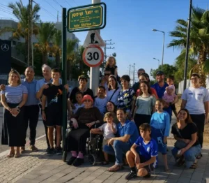 בני משפחת שיפטן וראש העיר רמי גרינברג בחנוכת רחוב יואל שיפטן בפתח תקווה