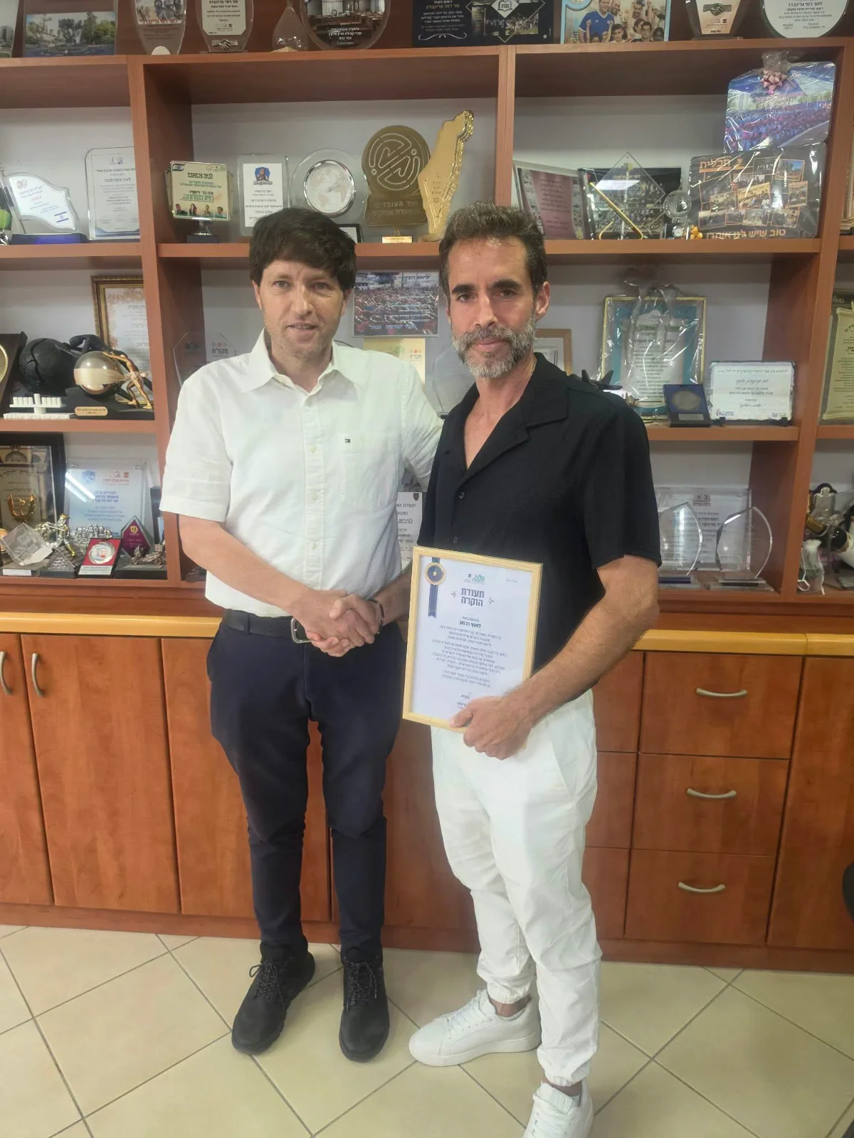ראש עיר פתח תקווה מעניק תעודת הוקרה לאסף רג'ואן