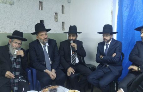 השר דרעי ונציגי ש"ס פ"ת בניחום אבלים בביתו של רב שכונות שעריה ומחנה יהודה