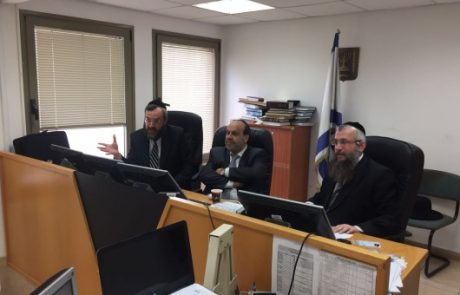 השר לשירותי דת דוד אזולאי בביקור פתע בבית הדין הרבני בפתח תקווה