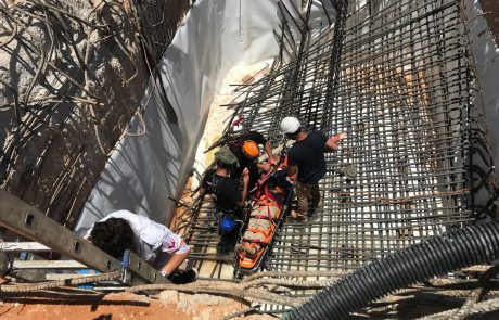 תיעוד: קריסה באתר בנייה בפ”ת – שני פועלים נפלו לפיר ונפצעו קשה